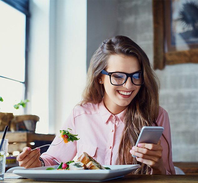 REFEIÇÃO OU SMARTPHONE: ONDE ESTÁ SUA ATENÇÃO?