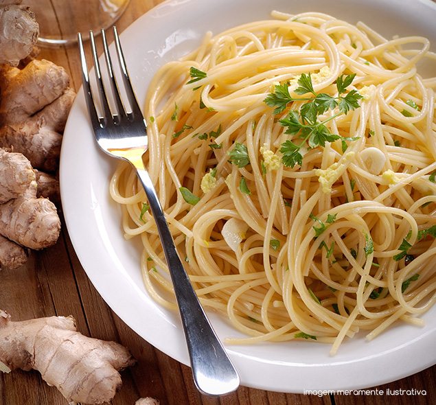 ESPAGUETE AO GENGIBRE