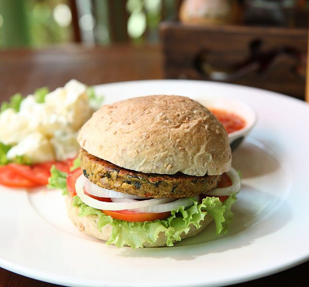 HAMBÚRGUER DE GRÃO-DE-BICO E ESPINAFRE