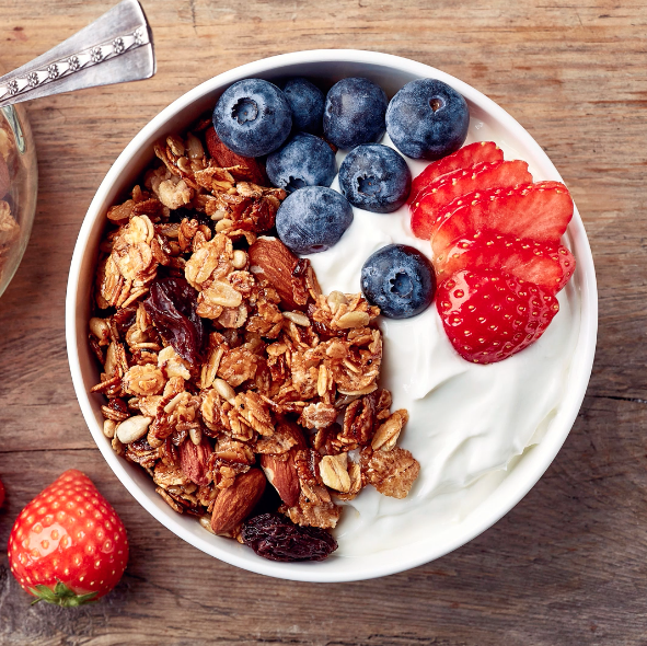 IOGURTE COM FRUTAS E GRANOLA | Mundo Verde