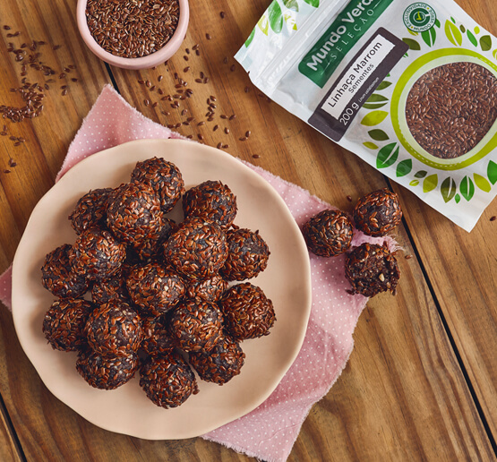 Docinhos de tâmaras com linhaça marrom e cacau