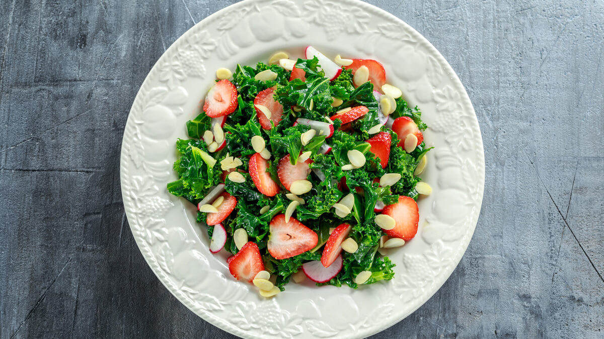Receita de Salada de couve com chia e morangos