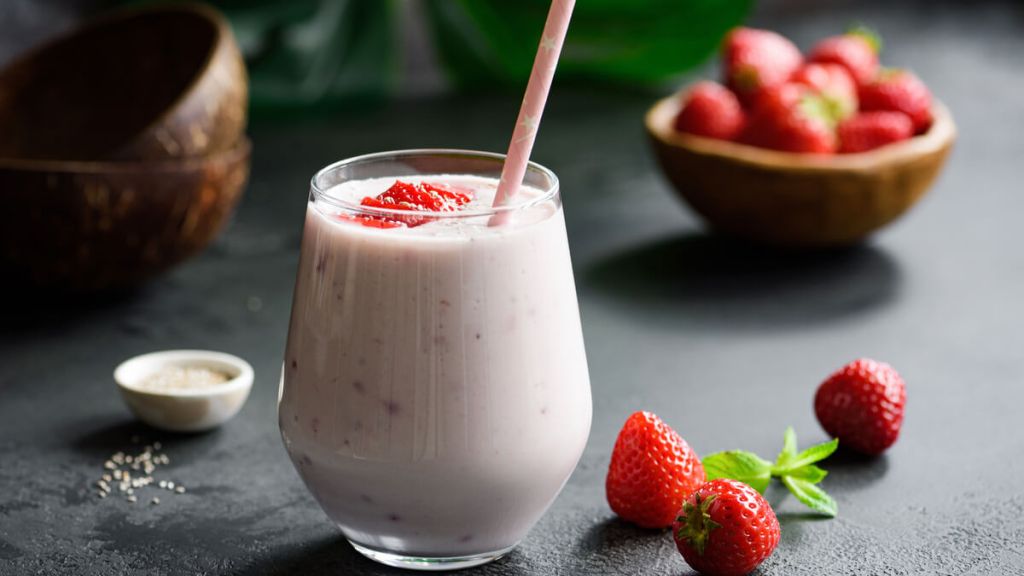 smoothie de morango com óleo de coco