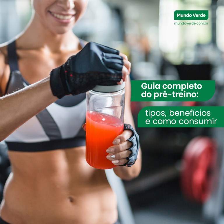Mulher sorridente em academia segurando um shake vermelho, usando luvas de treino. Ao lado, texto: “Guia completo do pré-treino: tipos, benefícios e como consumir” com logo do Mundo Verde.