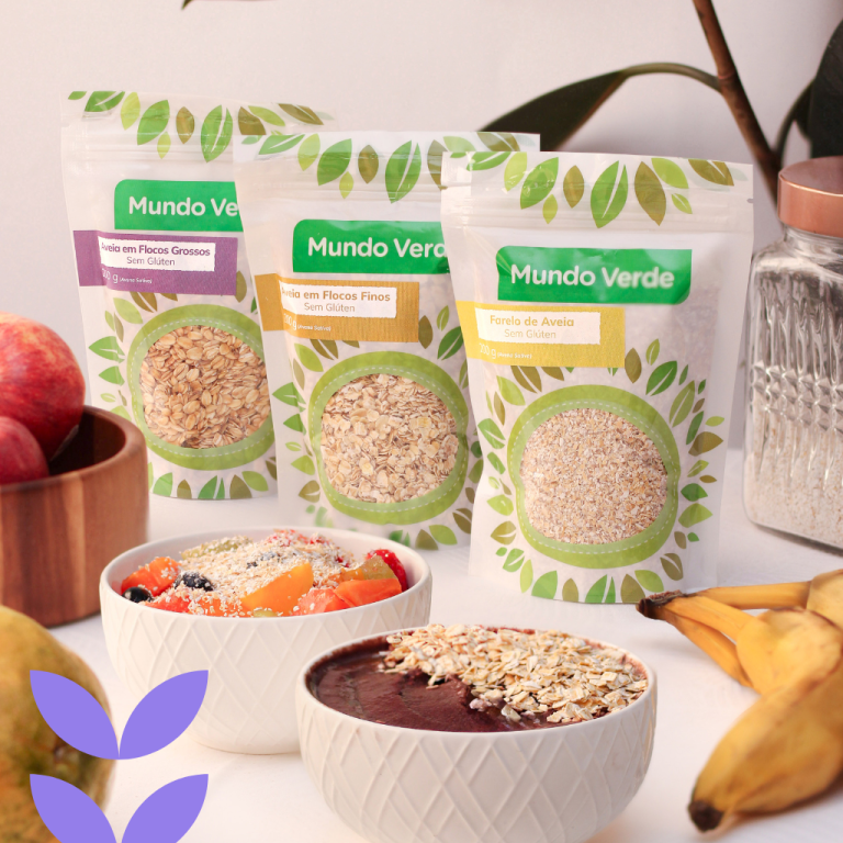 Produtos Mundo Verde: aveia em flocos grossos, flocos finos e farelo de aveia sem glúten, acompanhados de tigelas com frutas e açaí.