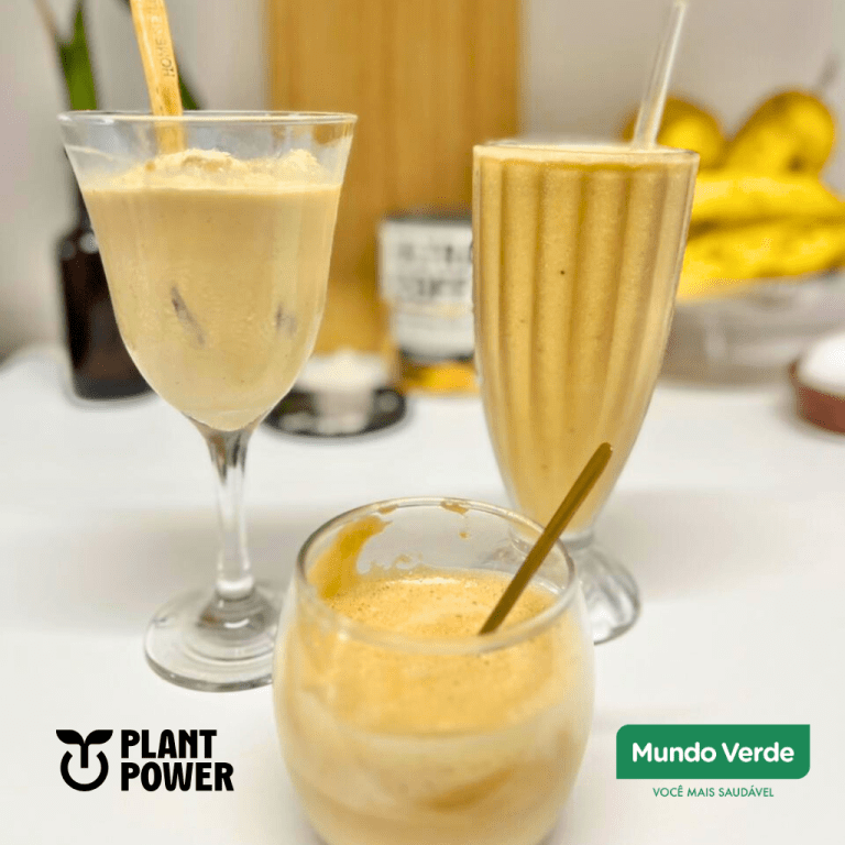 Três versões de café com Ultracoffee Caramelo — café cremoso, sorvete de café e frappuccino gelado — preparadas com o produto Plant Power Mundo Verde, sobre uma mesa branca.