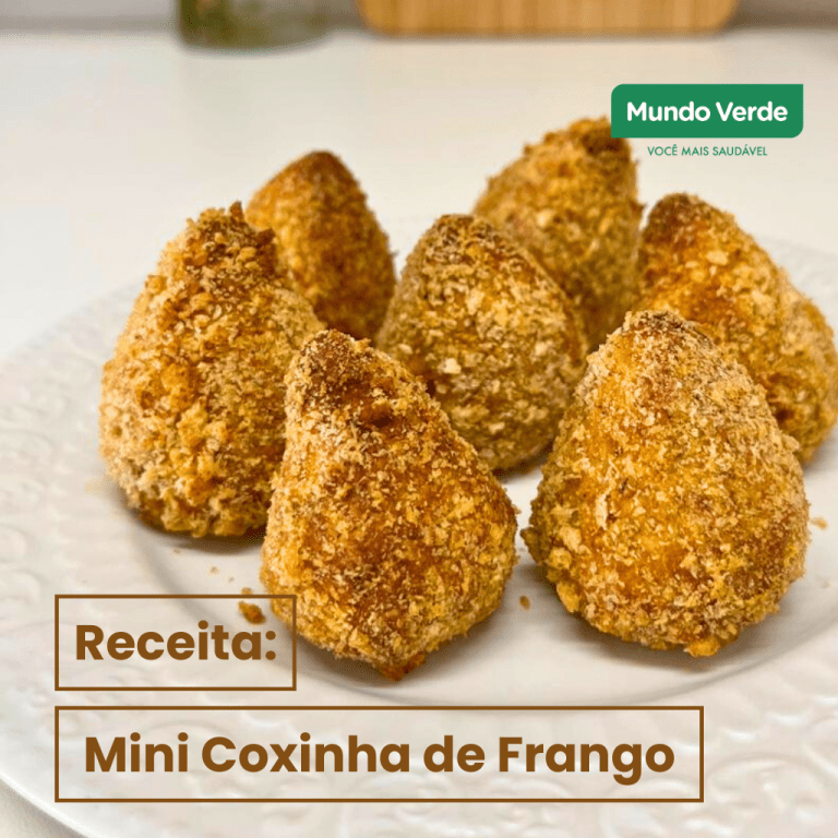 Prato com várias mini coxinhas de frango saudáveis, douradas e crocantes, servidas sobre um prato branco.