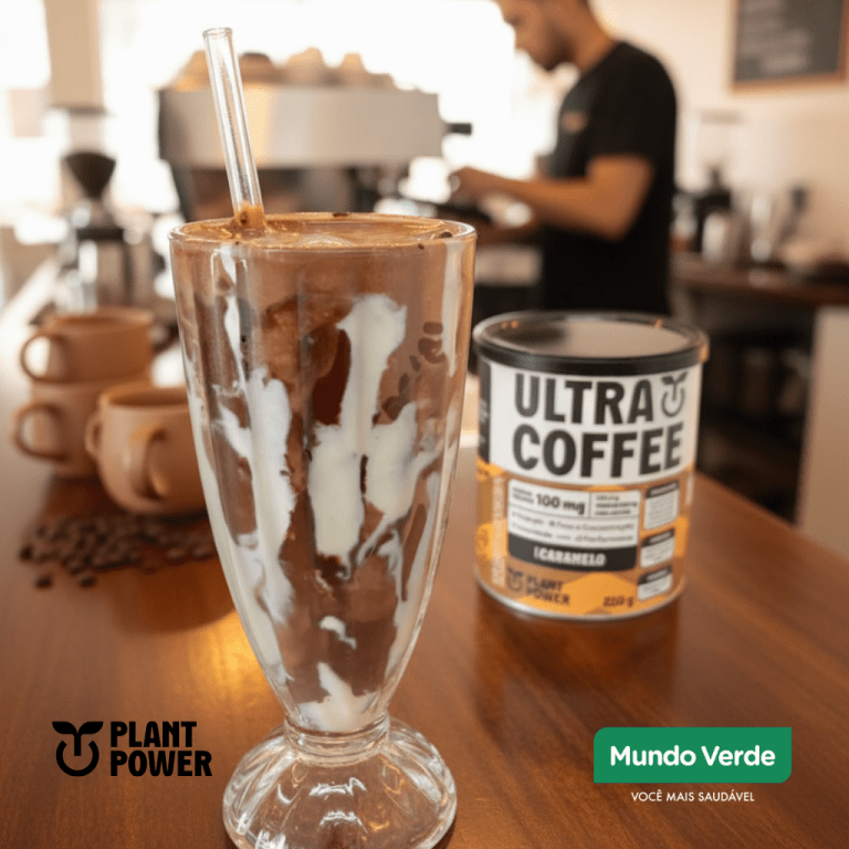 Copo de milk-shake energético decorado com calda de cacau e leite em pó, com embalagem de Ultra Coffee sabor caramelo ao fundo sobre o balcão de uma cafeteria.