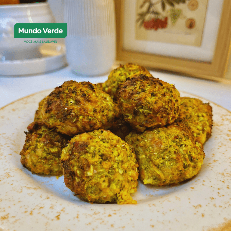 Bolinho de brócolis com cenoura e queijo assado na air fryer, servido em prato branco, opção saudável e rica em proteínas