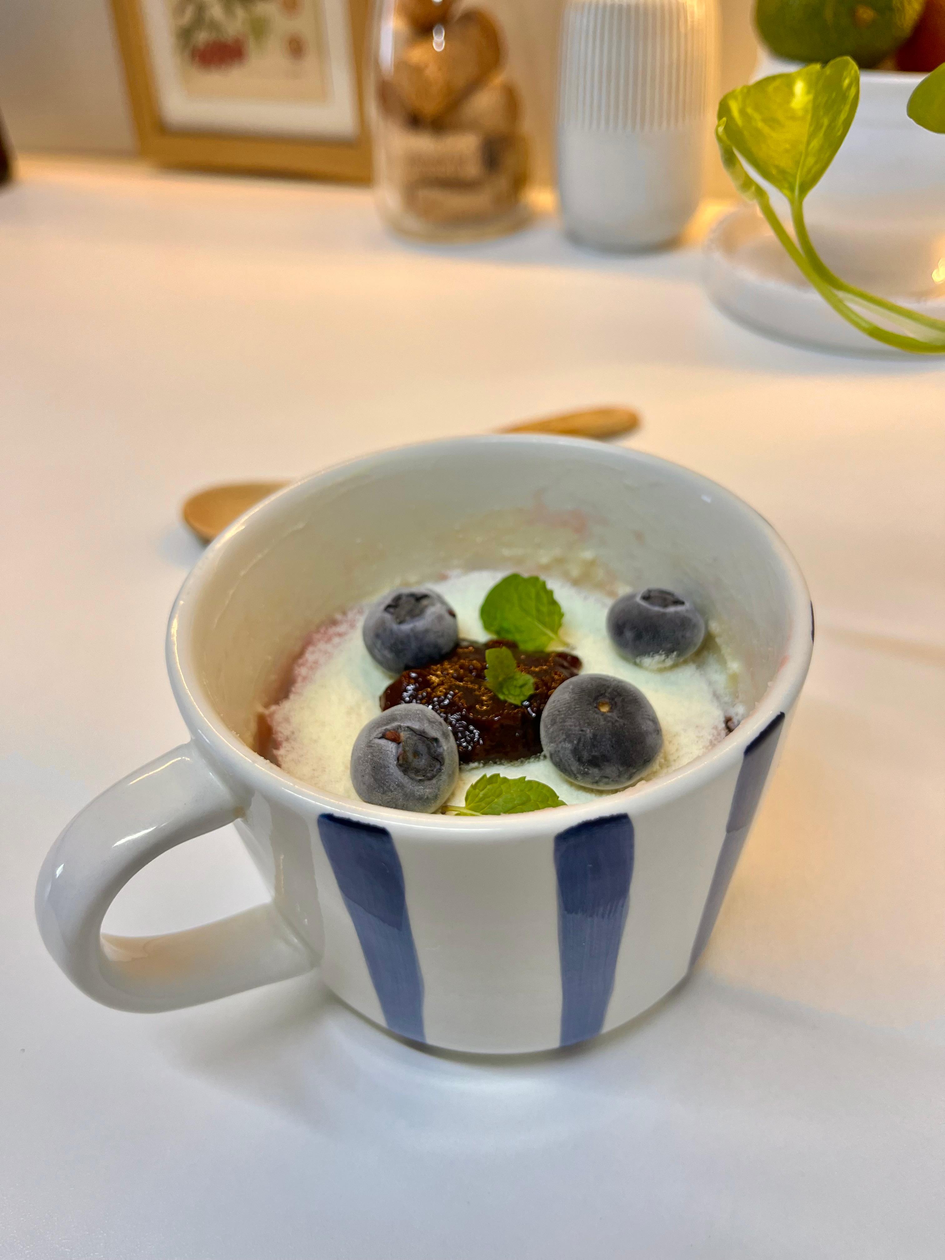 Bolo de caneca com frutas vermelhas: doce prático e equilibrado para o dia a dia