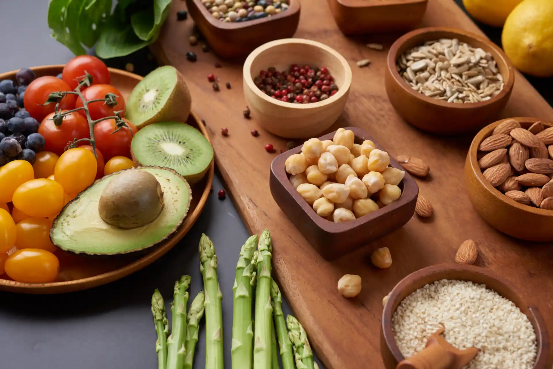Foto de alimentos ricos em fibras como leguminosas, cereais, frutas e sementes.