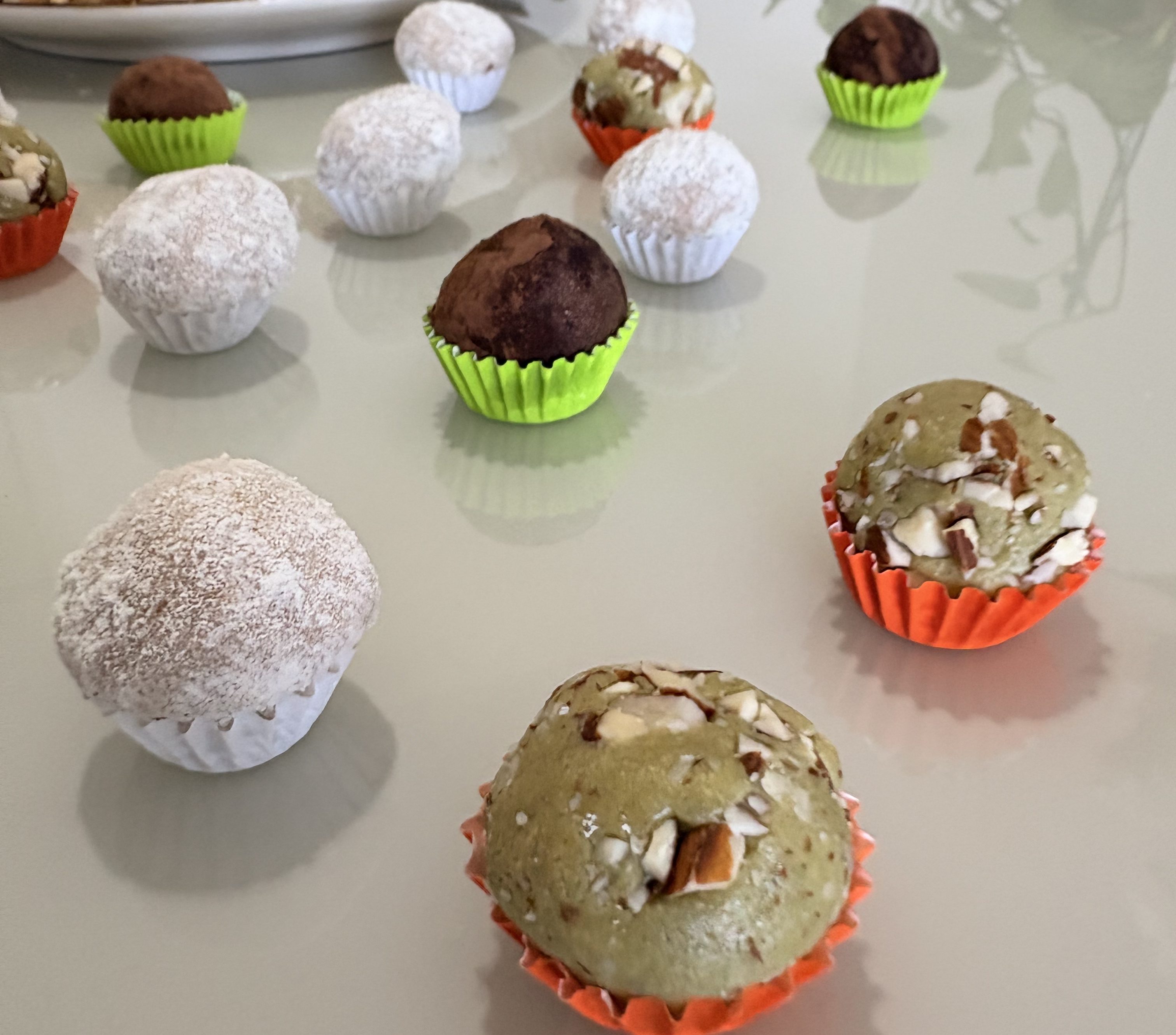 Brigadeiro proteico: 3 receitas fáceis de matcha, doce de leite e chocolate