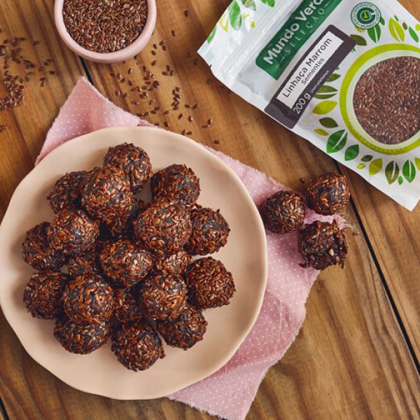 Docinhos de tâmaras com linhaça marrom e cacau