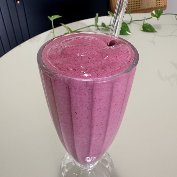 Pink Latte Funcional: smoothie proteico com frutas vermelhas e 7 g de fibras