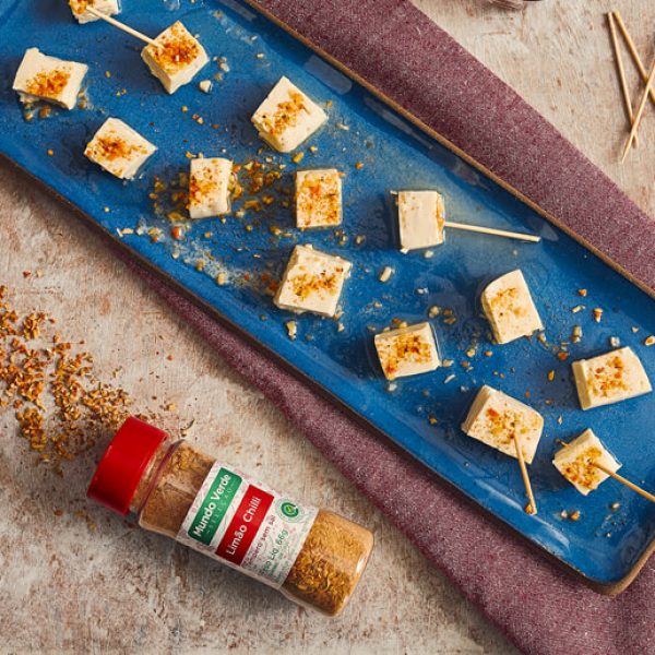 Petiscos de queijos branco com tempero limão chilli