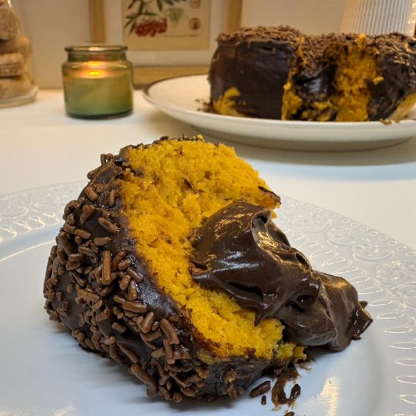 Bolo de cenoura proteico: sabor de infância com um novo olhar