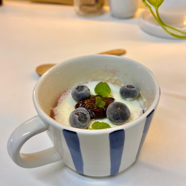 Bolo de caneca com frutas vermelhas: doce prático e equilibrado para o dia a dia